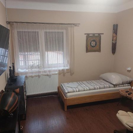 Feher Galamb Apartman Gyal Экстерьер фото