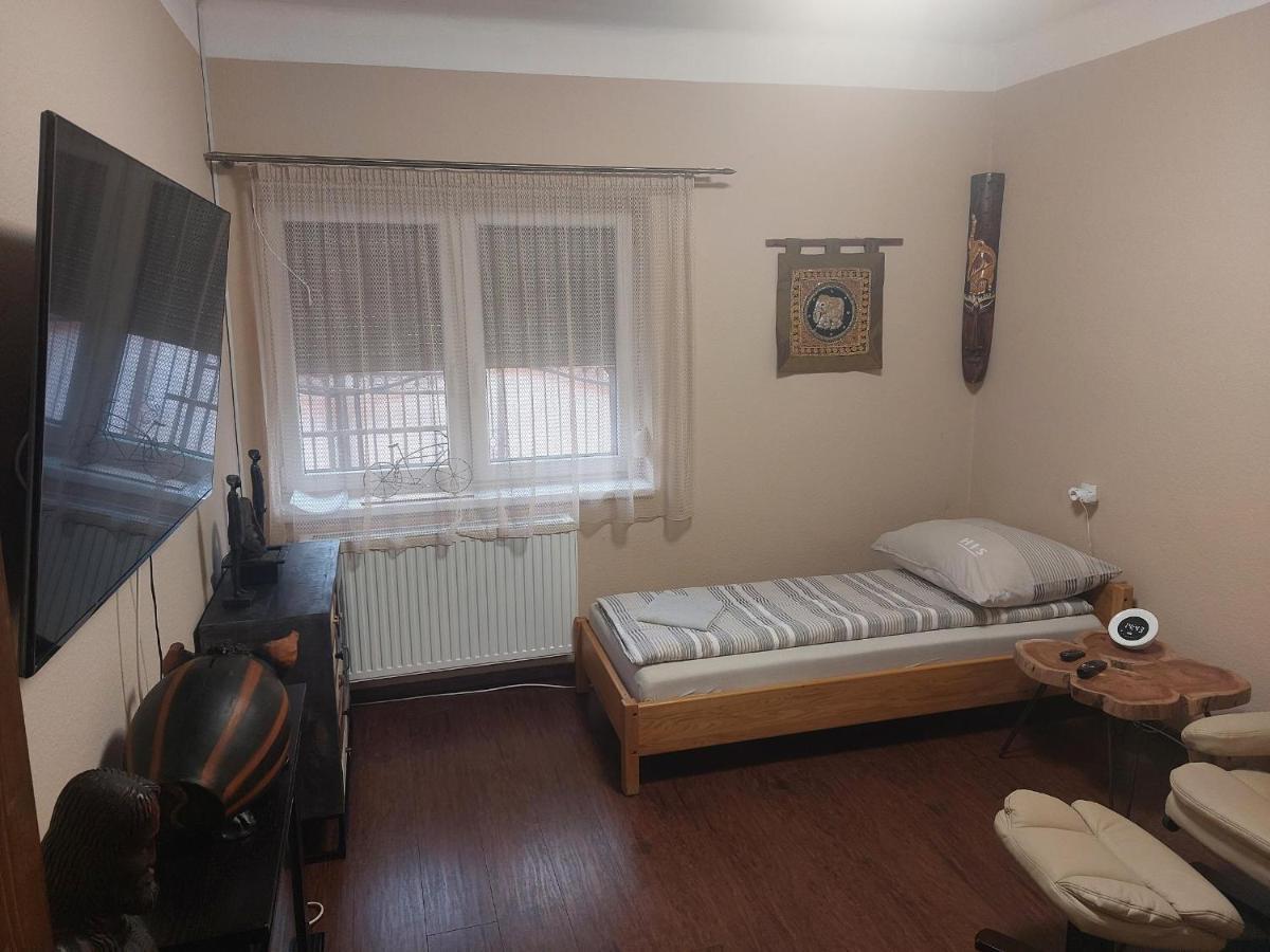 Feher Galamb Apartman Gyal Экстерьер фото